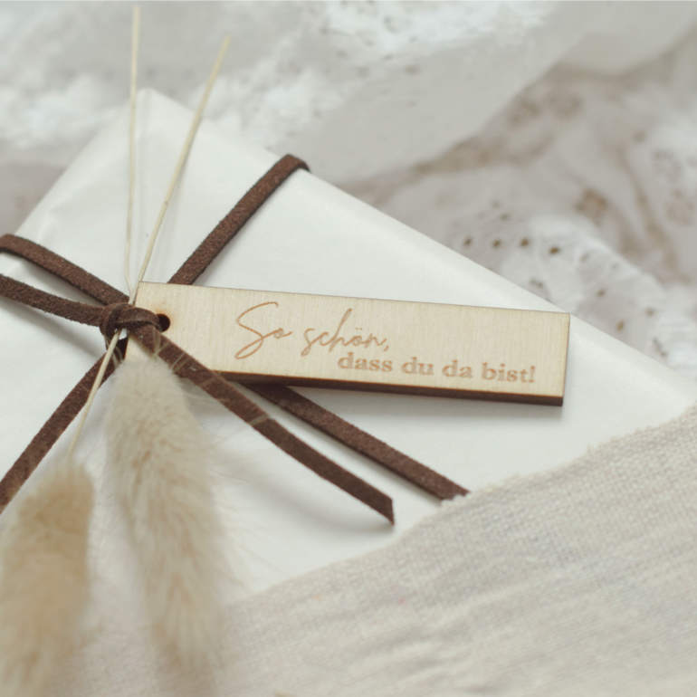 Geschenk mit personalisiertem Geschenkanhänger aus gelasertem Holz