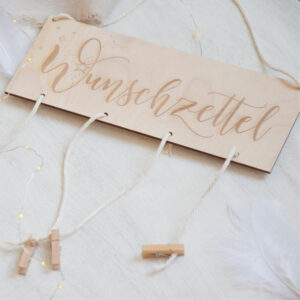 Holzschild mit gelaserter Aufschrift "Wunschzettel", Makrameebändern und Klammern zum Anheften