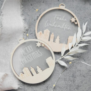 Weihnachtsanhänger aus Holz und Acryl - Motiv "Weihnachtsdorf", personalisiert mit Name