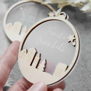 Weihnachtsanhänger aus Holz und Acryl - Motiv "Weihnachtsdorf", personalisiert mit Name