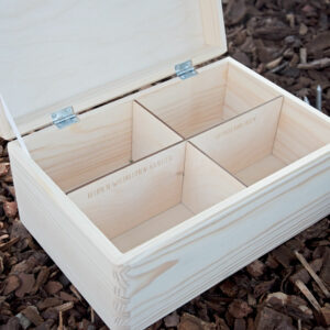 Saatgutbox aus Holz, Innenansicht mit Lasergravur zur Unterscheidung der Fächer