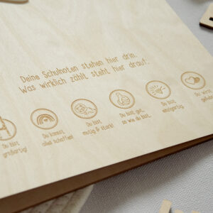 Zeugnisordner aus Holz personalisiert mit eigenem Mutmach-Spruch, Affirmationen und Name